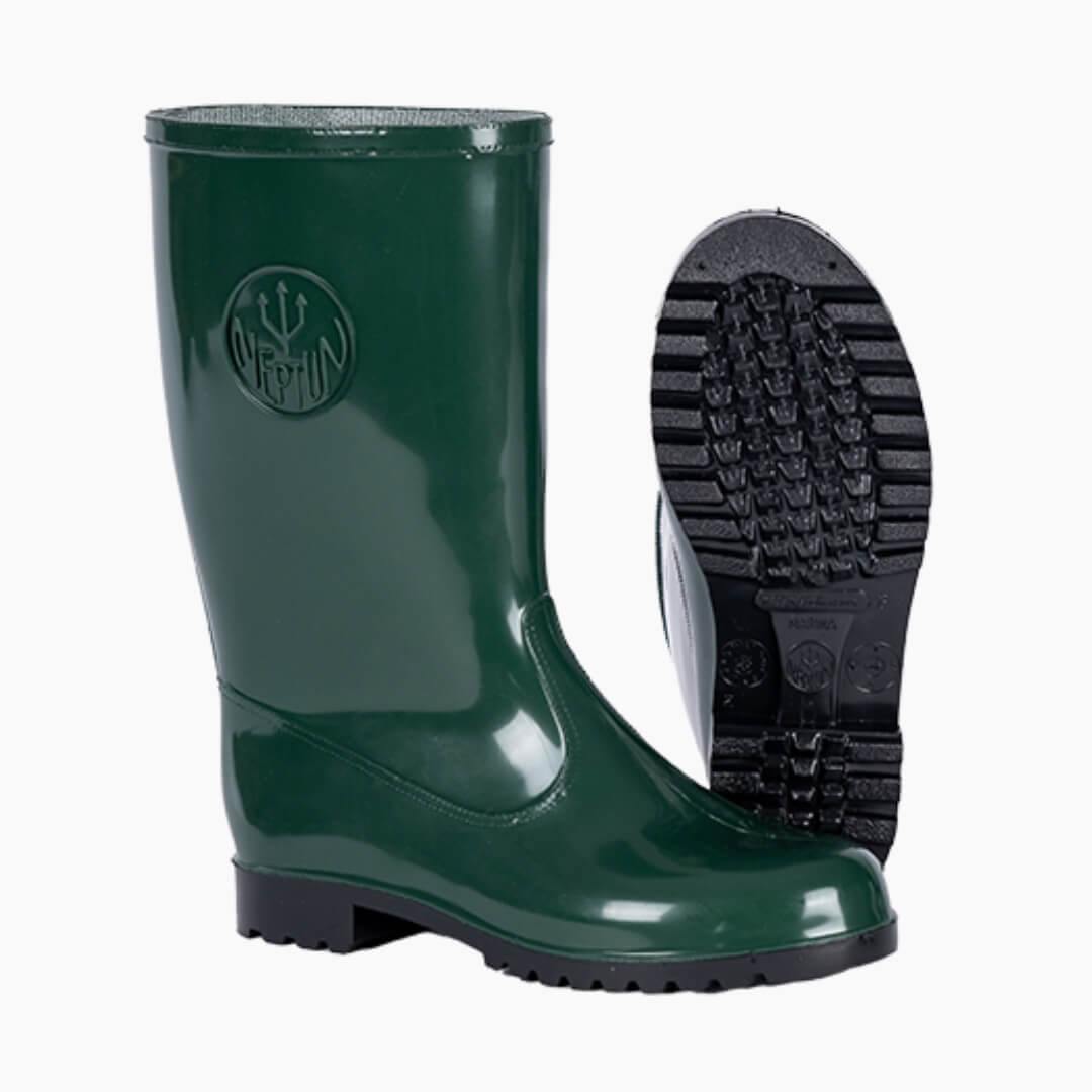 Marina Gumboots - Traditional Green - Size 3 to 9 Marina Unisex Gumboots in black and traditional green, calf-length PVC boots with sole grip